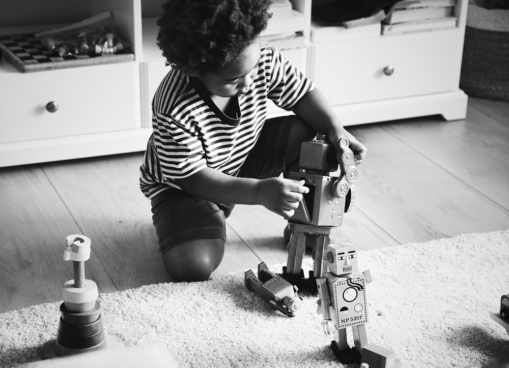 Niño con robot